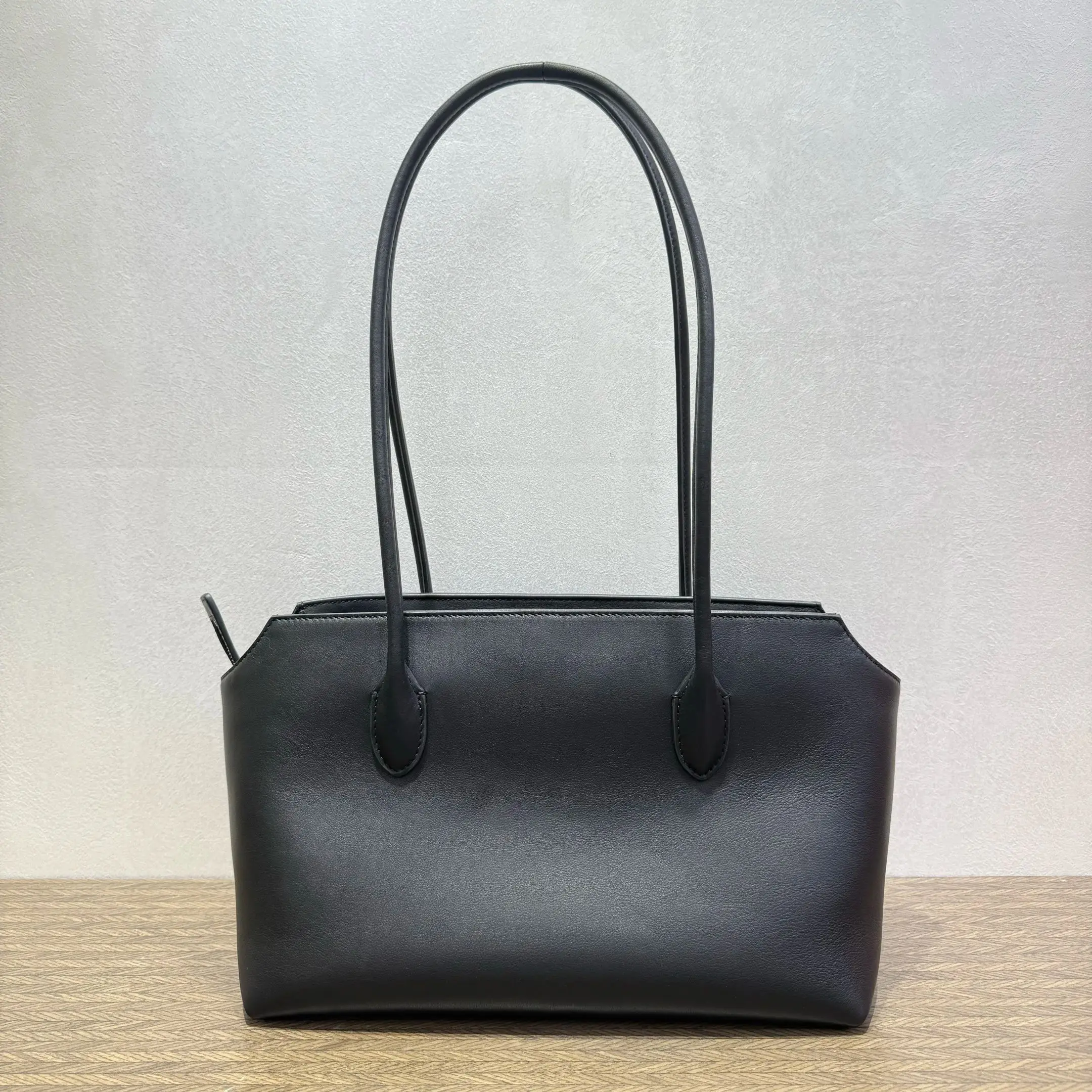 

Новая женская сумка из телячьей кожи с узором, длинная, на запястье, на одно плечо/в руку, с цельностальной фурнитурой.