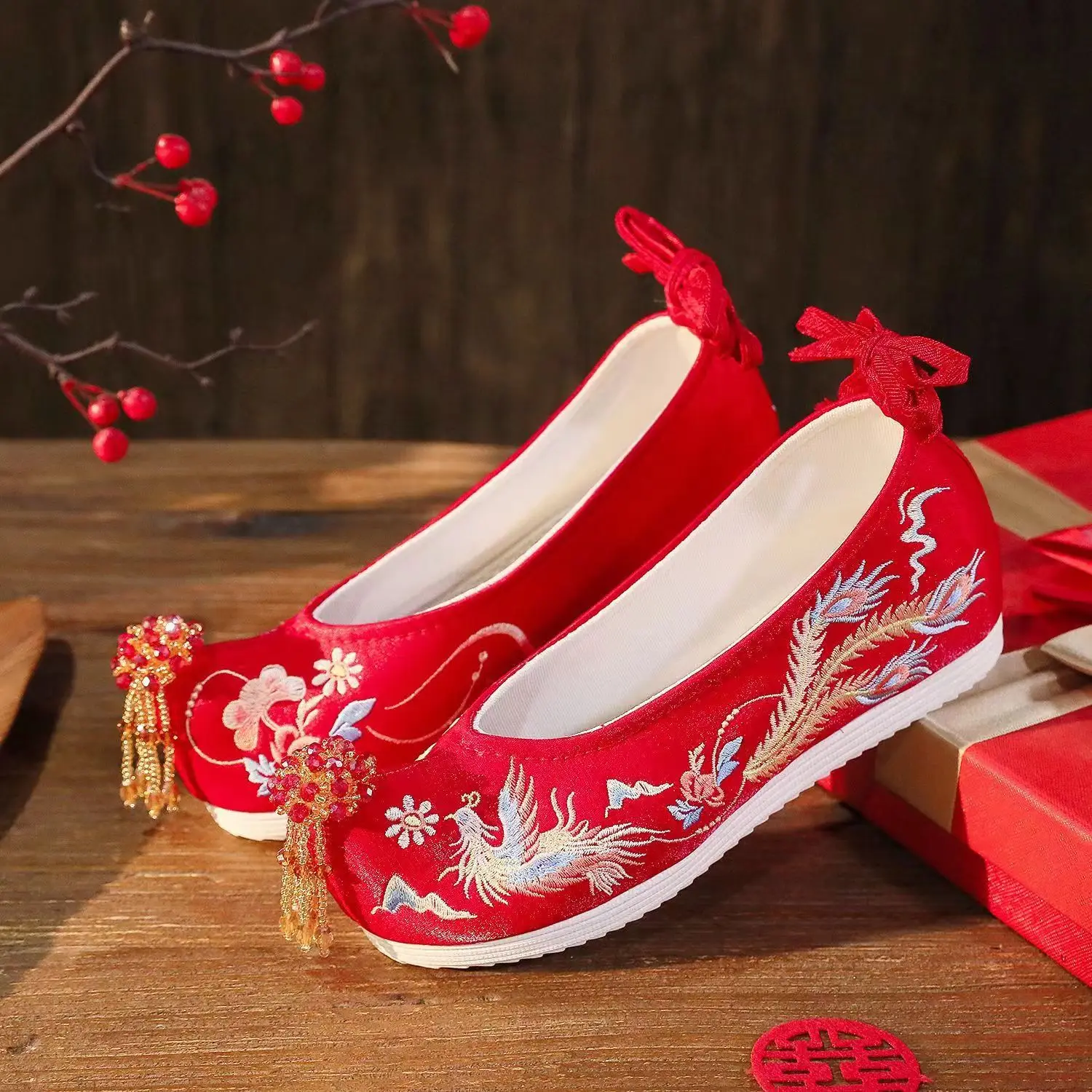 New Woman's Chinese Traditional Style Embroidered Red Bridal Shoes Shallow Slip-On Flat Sole Retro Red Wedding Shoes Hanfu Shoes