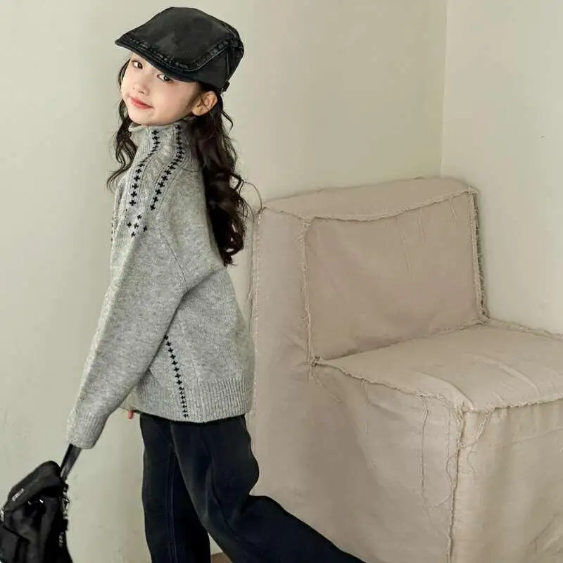 سترة محبوكة للفتيات لخريف وشتاء 2025 لون نقي وأكمام طويلة بلوفر برقبة عالية ملابس أطفال عصرية مريحة #4