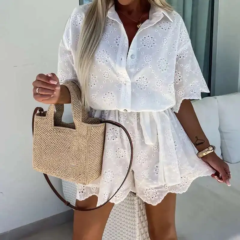 جديد الصيف الأبيض عارضة التلبيب السراويل Playsuits مثير المطرزة جوفاء قميص بذلة السيدات أزياء من الدانتل حتى عطلة رومبير