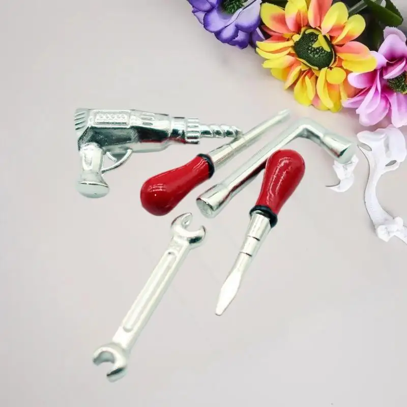 Set di strumenti giocattolo in miniatura; Chiave e trapano per casa delle bambole in cinque pezzi; Regali per giochi di finzione per bambini, accessori per decorazioni per la casa delle bambole