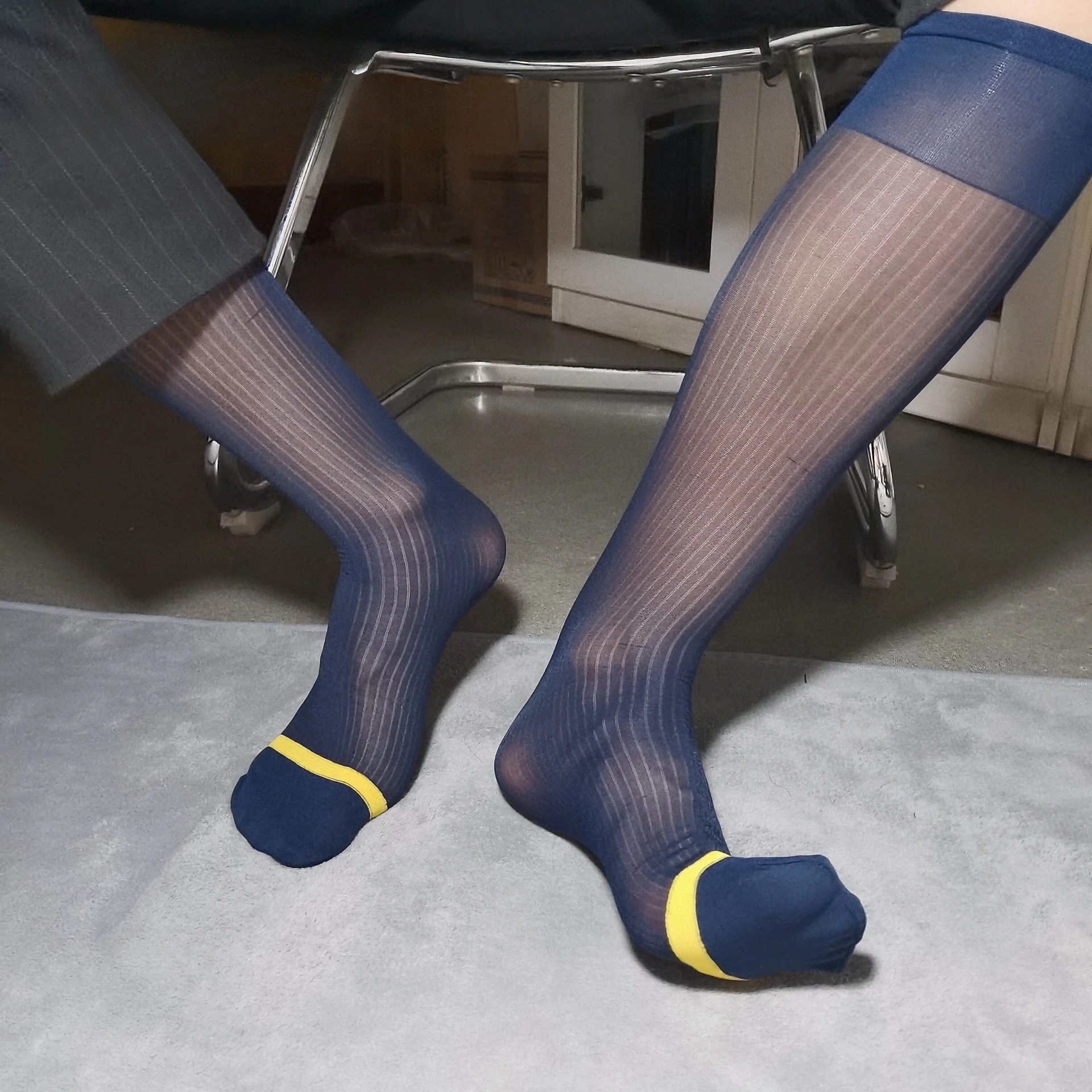 Abito da lavoro da uomo con linee dorate e strisce fini blu navy Calze formali in nylon giapponese di media lunghezza per impiegati