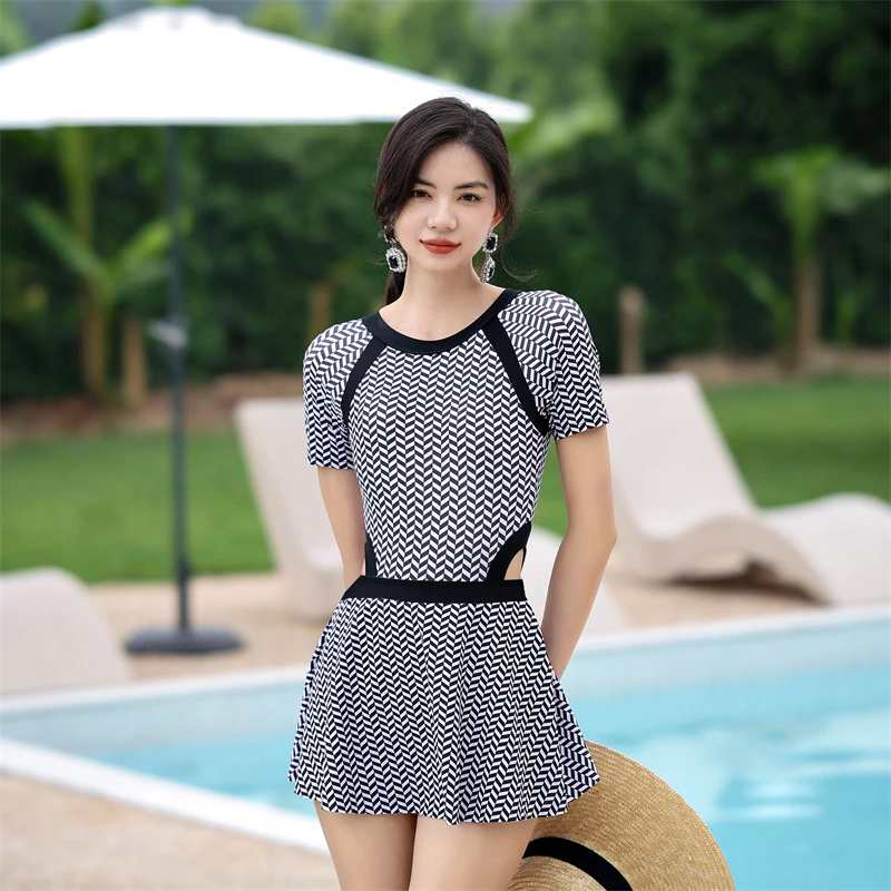 

2024 New Korea One Piece Women Swimsuit with Skirt Skirt Sporty Style Coverup Hot Spring Off Waist Swimsuit Beachwear