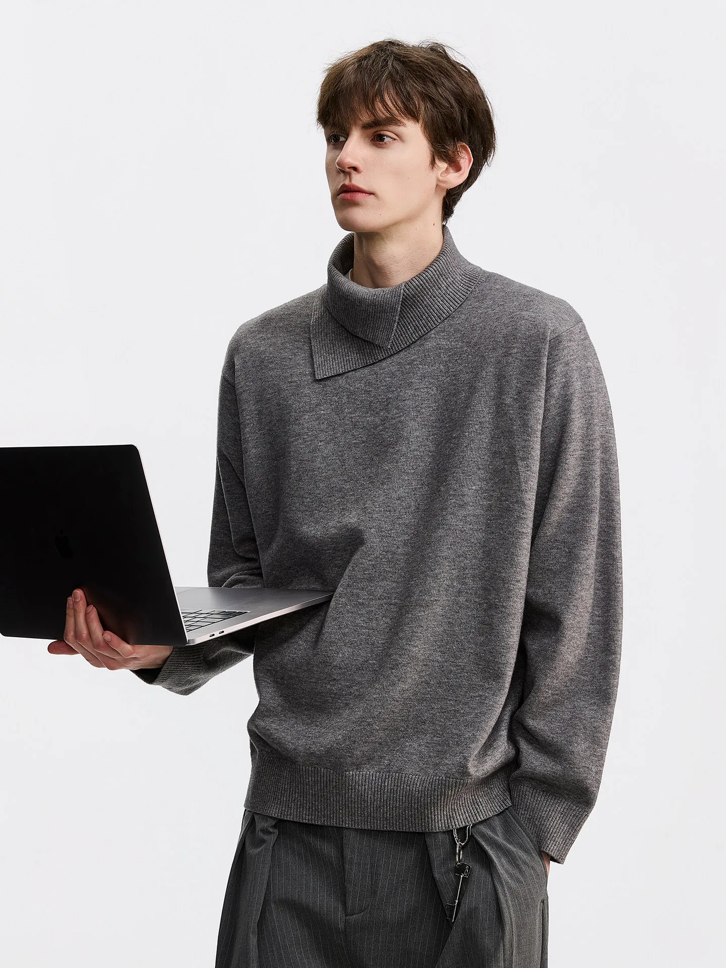 

Мужские пуловеры с меховым воротником, серые, для официальных мероприятий, с символикой национальной гордости, патриотические, эластичные, с декоративными элементами спереди, для праздничных торжеств