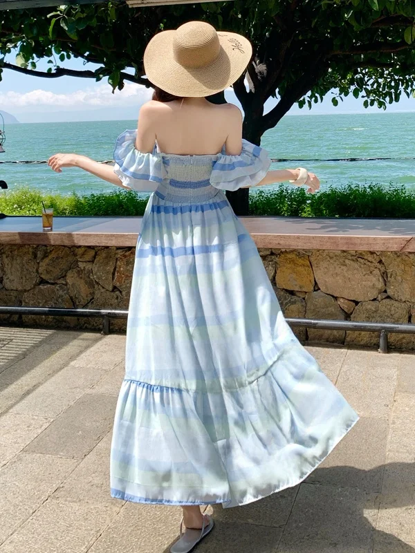 กระโปรงชายหาดลายดอกไม้พิมพ์ลายดอกไม้ฤดูร้อนผ้าชีฟองเอวสูงแบบพันไหล่ข้างเดียวสีฟ้าลายทางของ Sanya Island Beach Sle สำหรับวันหยุดพักผ่อน