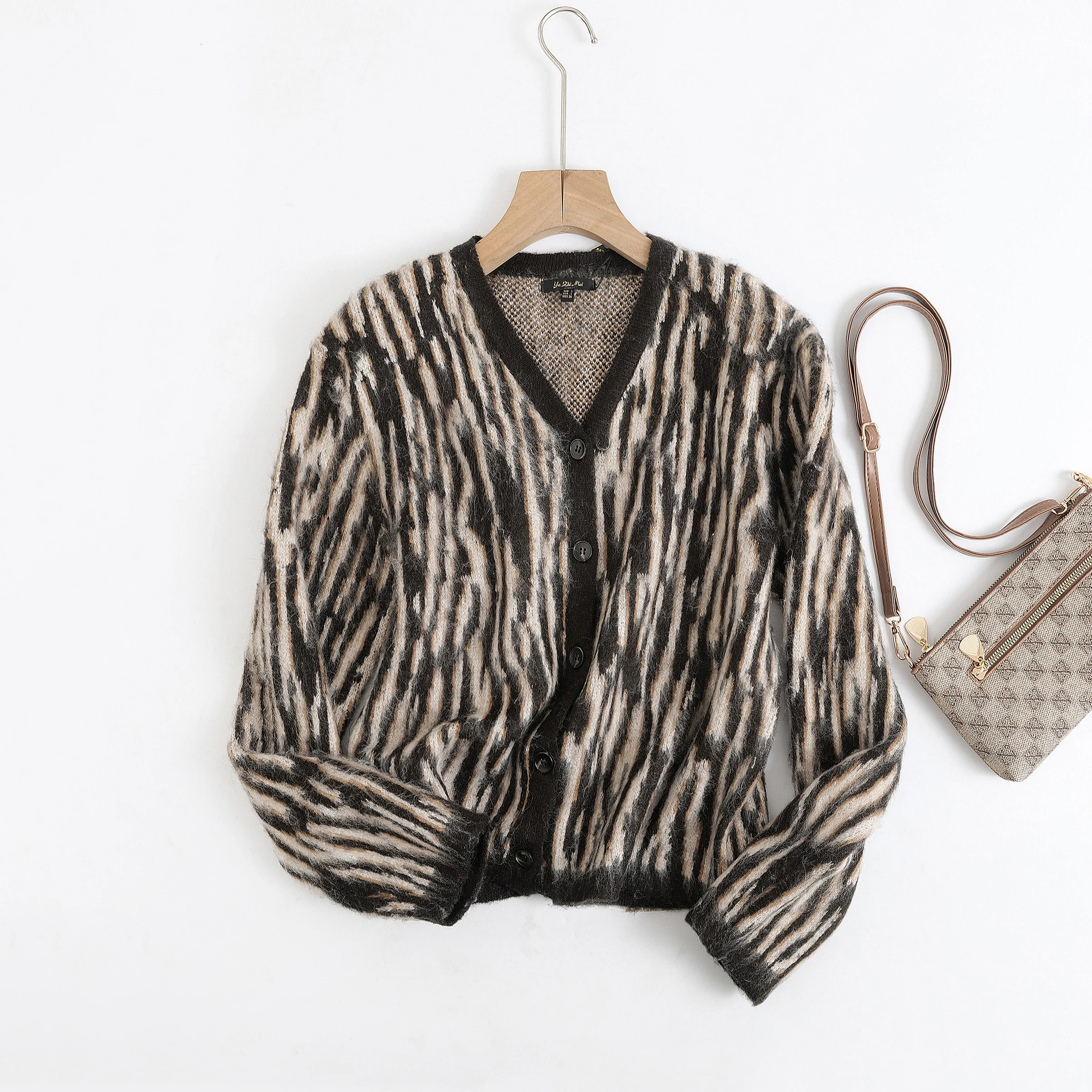 

Ethereal MD 2026 YAZHIMEI: Новая весенняя коллекция женских кардиганов с V-образным вырезом и коричневым зебровым принтом.