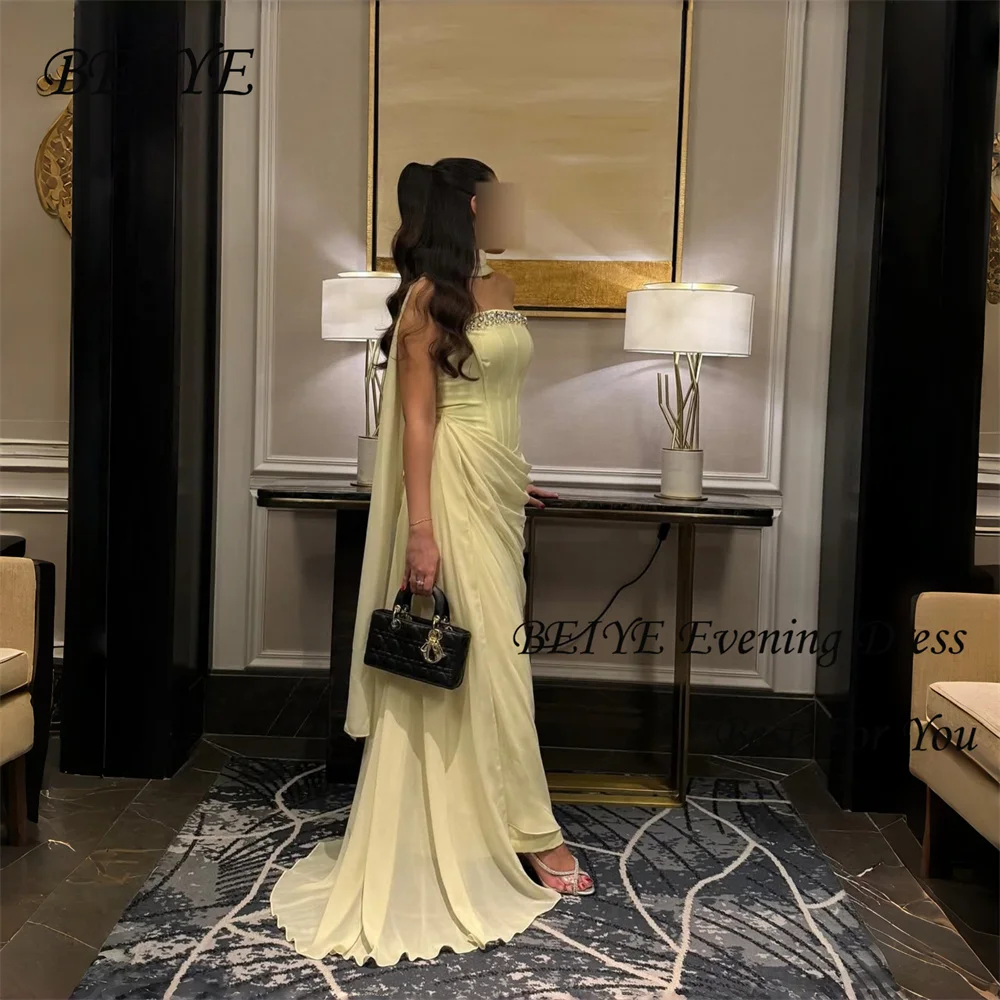 BEIYE charmante robe de soirée fourreau jaune 2026 strass bretelles en mousseline de soie plissée robe de soirée personnalisée فساتmaveraات