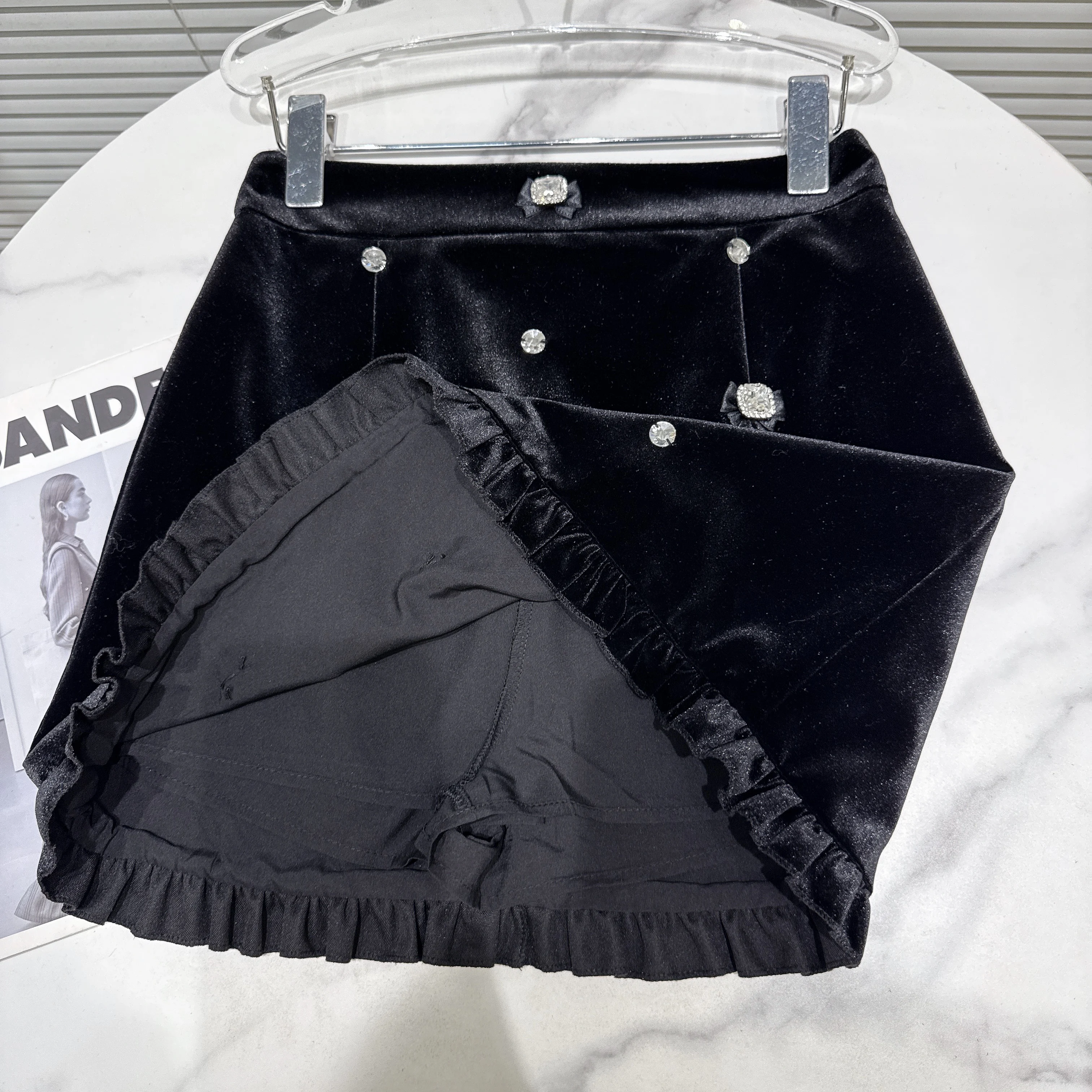 Rok Mini Beludru Hitam Serbaguna Model A-line Slim Fit Pinggang Tinggi Berhias Berlian Gaya Sosialita Prancis Elegan untuk Wanita