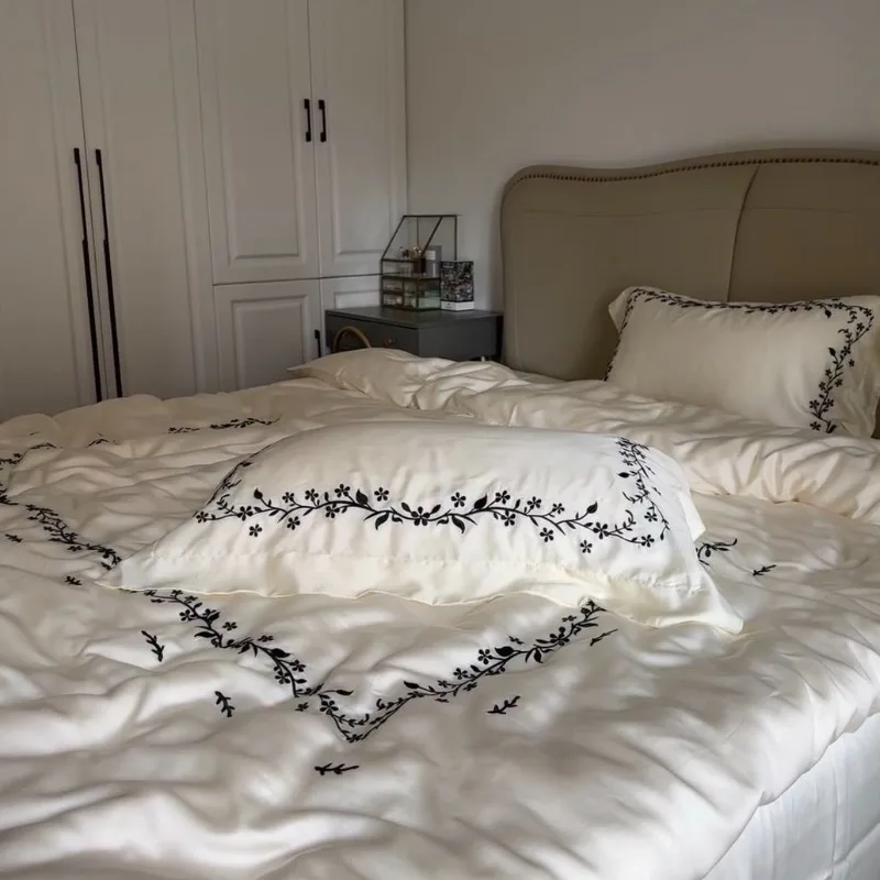 

Luxury-simplified Cotton Embroidery Four-piece Set of Summer Smooth and Cool Feeling Bedding Comforter Bedding Sets