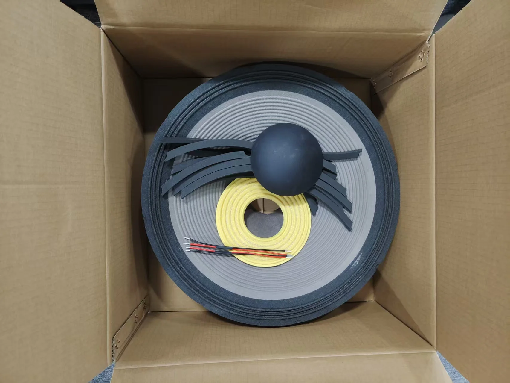 

2265HPL 15-дюймовый дифференциальный динамик с неодимовым магнитом, 8 Ом, цельный вуфер