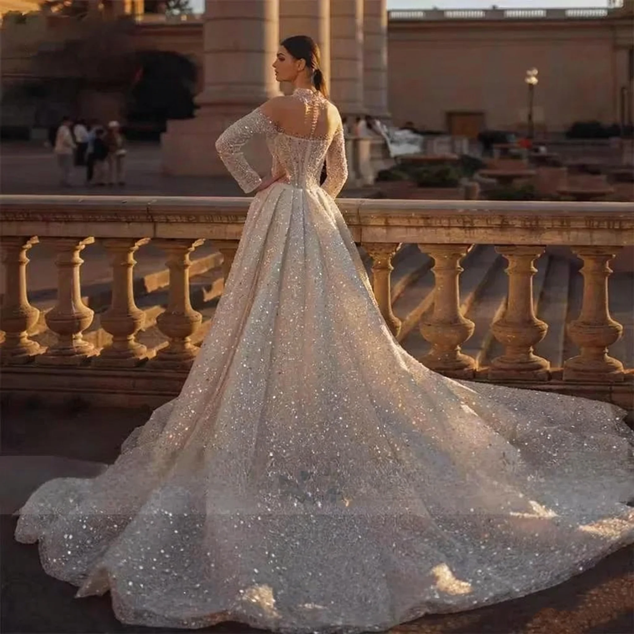 Abito da sposa scintillante di lusso con spalle scoperte, maniche lunghe, colletto alto, abito da ballo da sposa, abito da sposa principessa a trapezio personalizzato