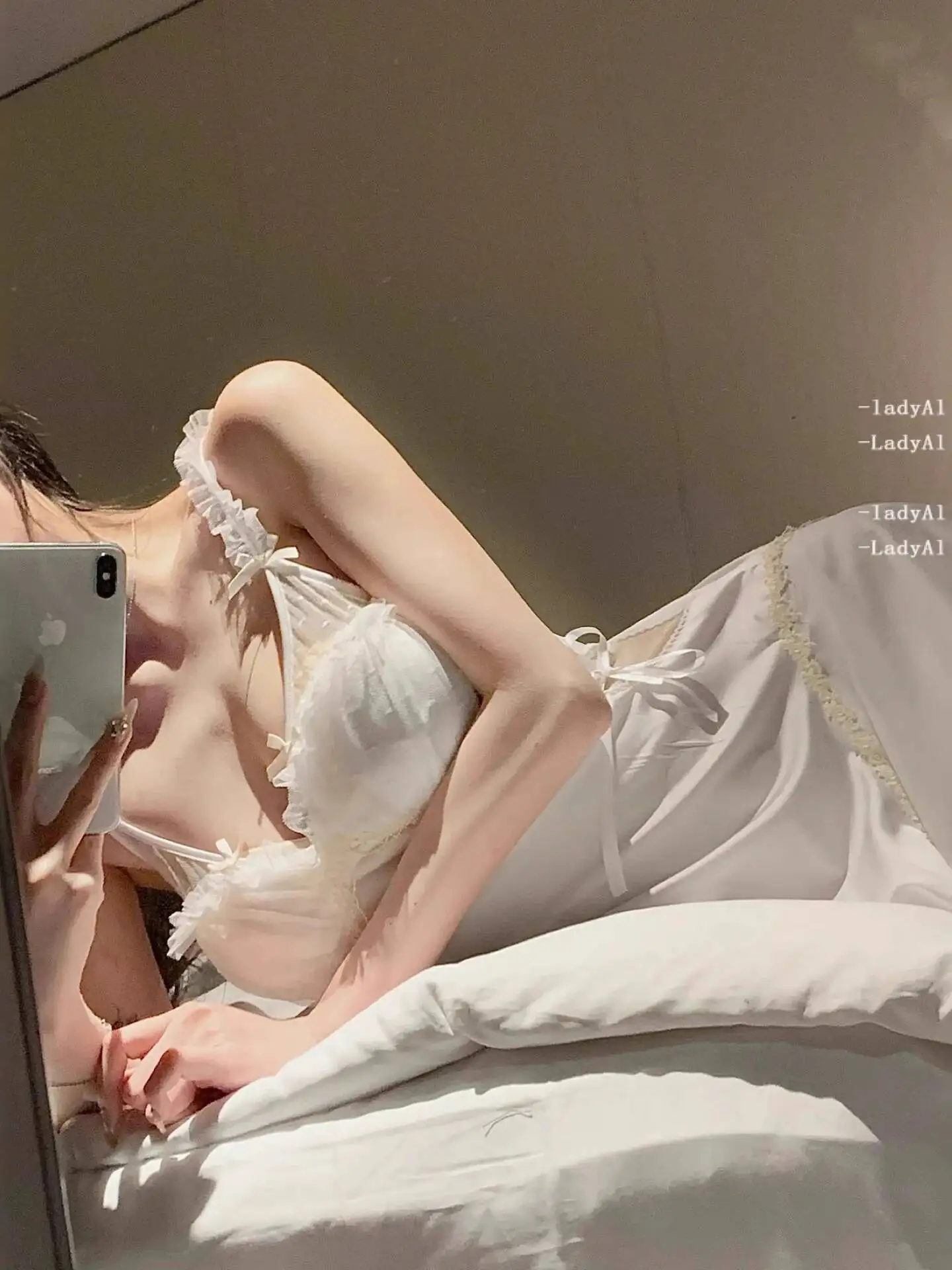 胸パッド付きレースフレンチピュアディザイアセクシーディープVネックサテンスリムフィットドレスバックレスディープVサスペンダーノースリーブドレスエレガントDQUC