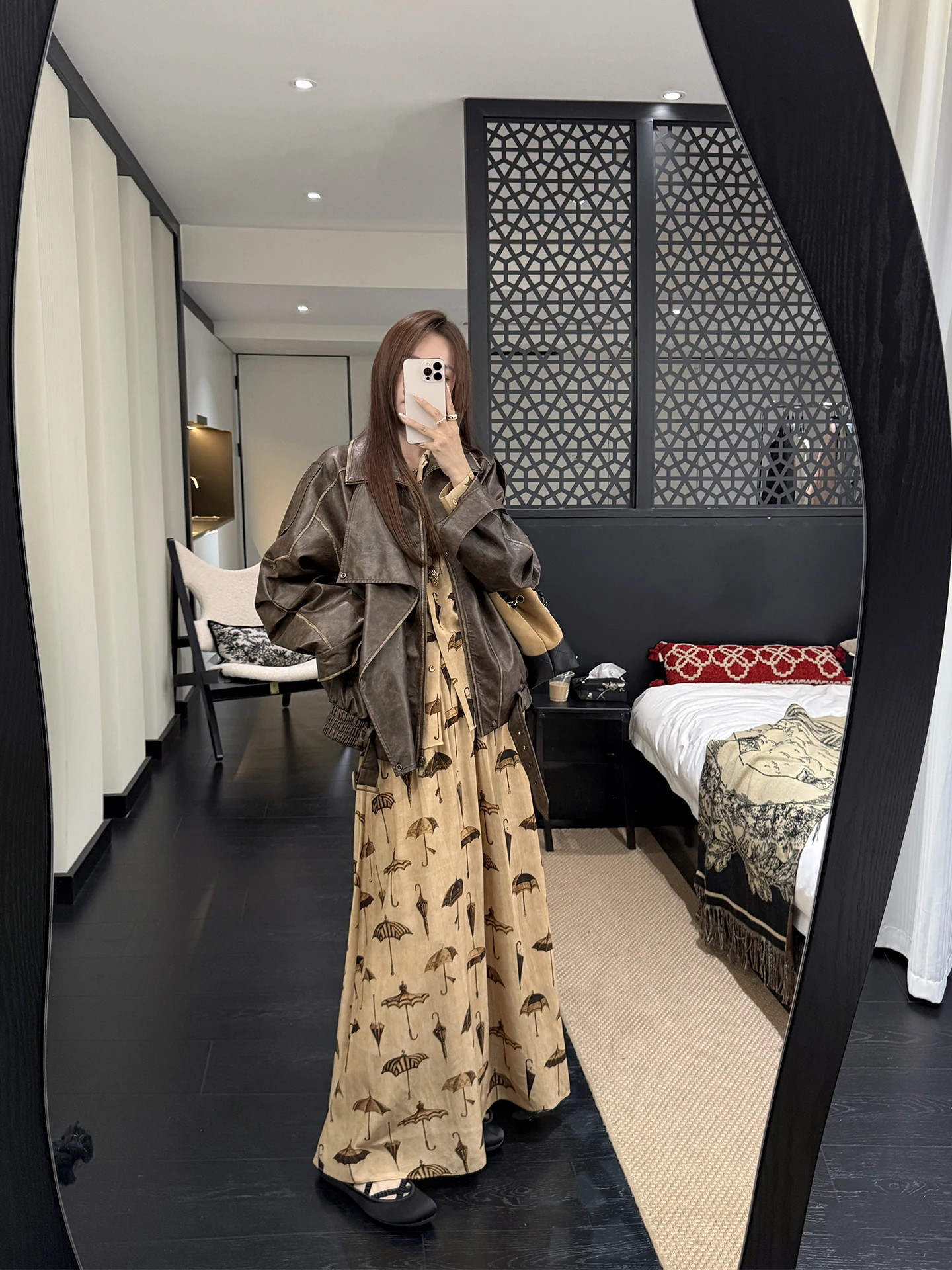 เสื้อแจ็คเก็ตหนังทรงบอยเฟรนด์โอเวอร์ไซส์ สไตล์ไบค์เกอร์ สีน้ำตาล สำหรับฤดูใบไม้ร่วงและฤดูหนาว  ผลิตจากหนังรักษ์โลก  ตกแต่งด้วยเชือกผูก  สำหรับผู้หญิง