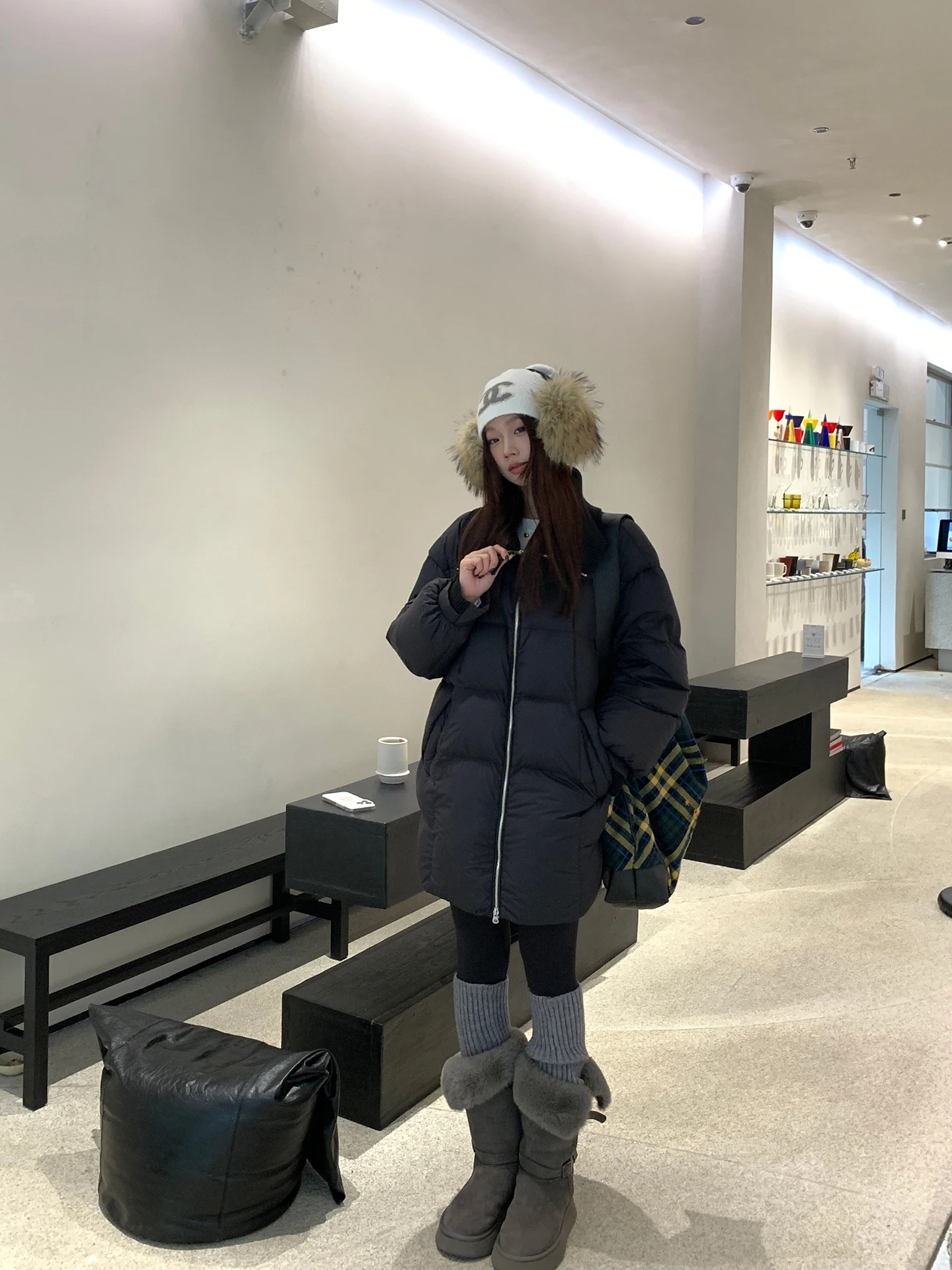 سترة قصيرة حمراء أنيقة للنساء، موديل شتاء 2025 الجديد، جميلة، محشوة بريش البط الأبيض 90%، مع ياقة فرو سوداء #5