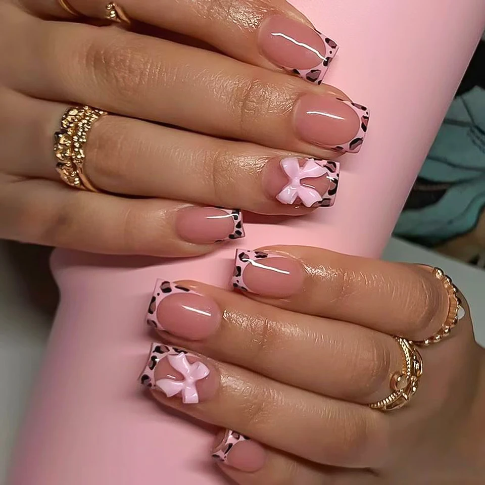 24pcs uñas postizas francesas rosas con estampado de leopardo, cortas cuadradas, moño negro 3D, acrílicas de cobertura total 5