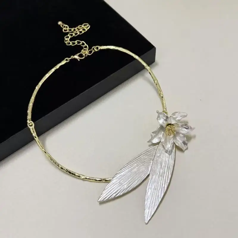 

Elegant Vintage Metal Necklace for Women with Leaf Texture And White Enamel Flower Design Daily Accessory