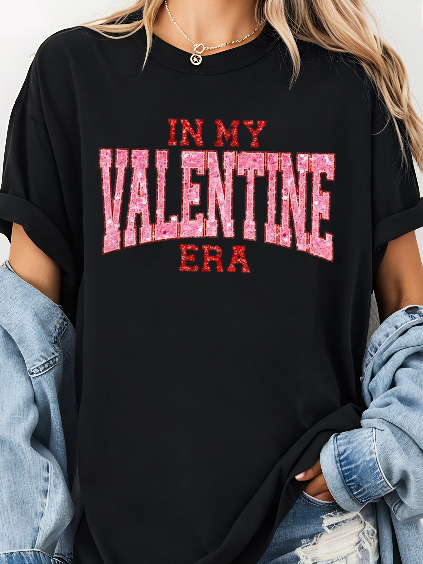 여성 캐주얼 의상 스트리트웨어 스타일을 위한 글리터 디테일이 있는 발렌타인 프린트 티셔츠