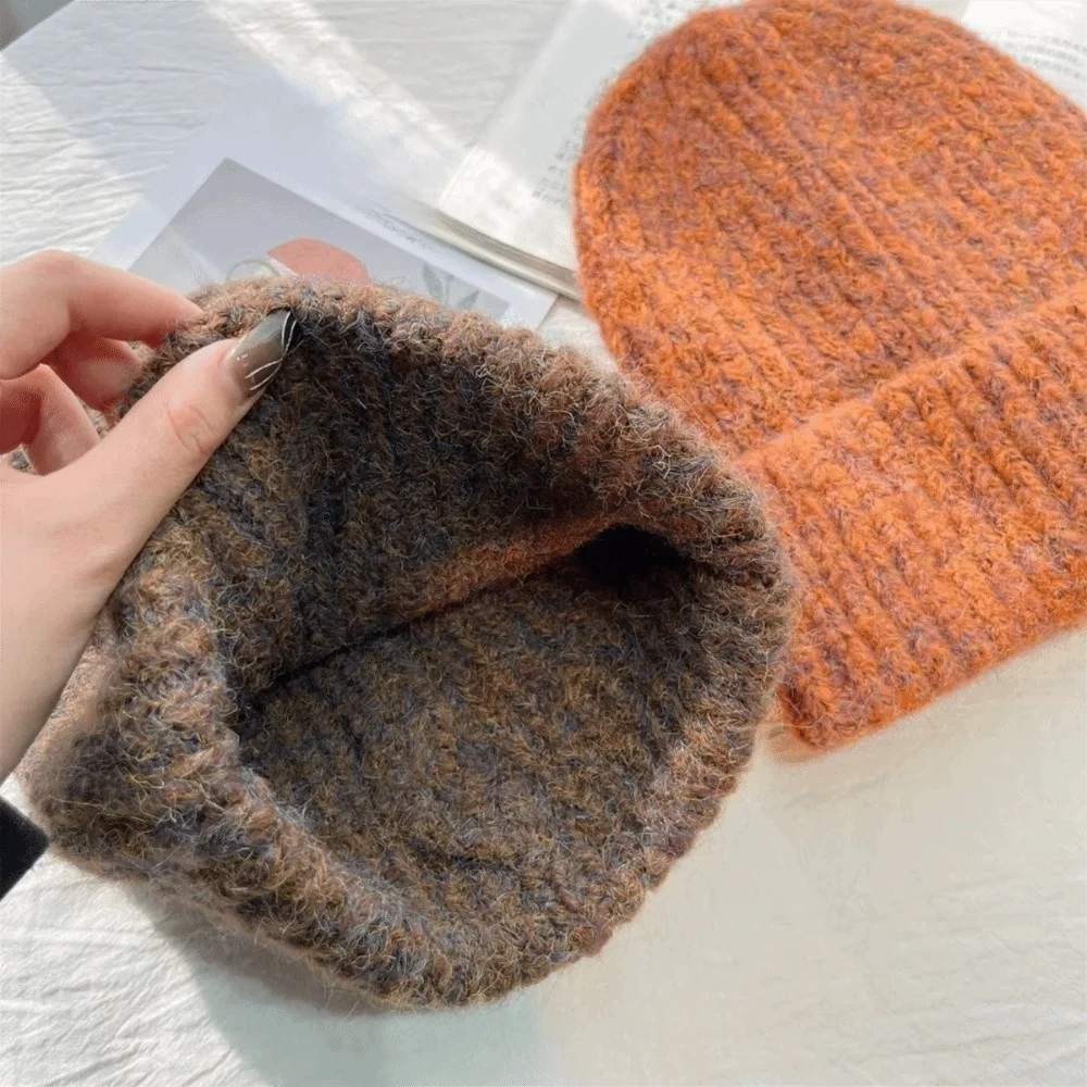 Retro-Mütze mit gemischten Farben und Streifen, hält warm, weiche Strickmütze, verdickte thermische Warmmütze für den Alltag. – Detail 6