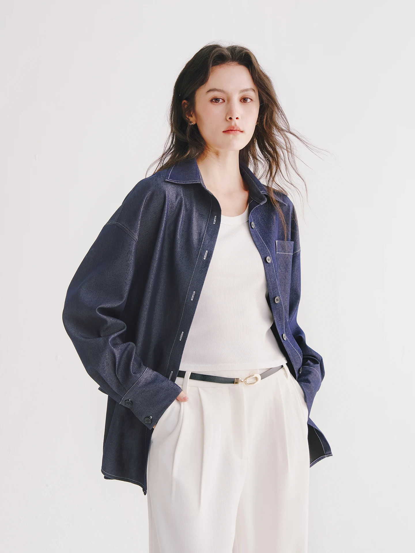 

Свободный джинсовый комплект (рубашка и куртка) в оригинальных синих оттенках, повседневный, с длинными рукавами, из смесового полиэстера, женская мода