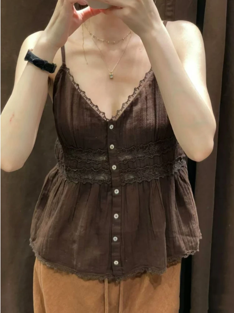 

Лето 2025: Новая женская майка-топ с V-образным вырезом, тонкими бретелями, кружевной вышивкой и французским шиком, из смесового хлопка, цельная модель