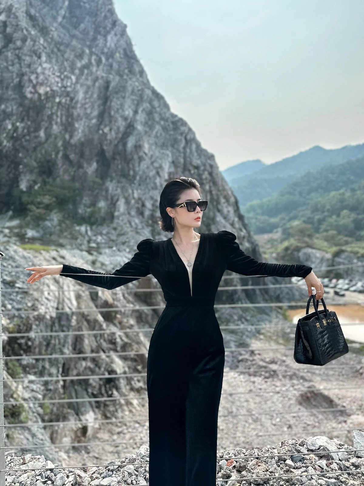 

Оригинальный осенне-зимний роскошный бархатный костюм XULU для женщин: элегантный, с высокой талией, облегающий, с глубоким V-образным вырезом, цельный комплект