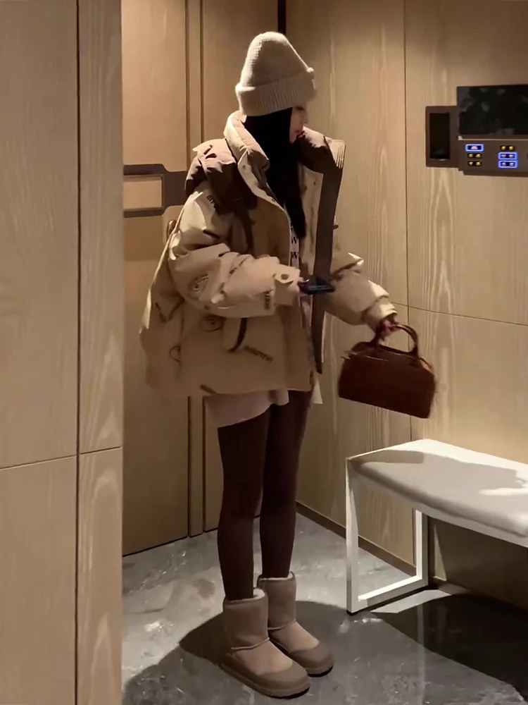 Giacca Imbottita con Cappuccio da Donna, Nuova Collezione Invernale, Stampa Lettering alla Moda, Colori a Contrasto, Bianco