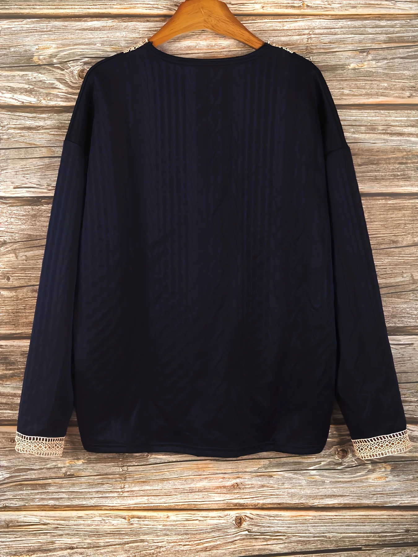 Stilvoller V-Ausschnitt-Pullover mit Spitzenbesatz für Damen in Übergrößen für mühelose Eleganz – Detail 8