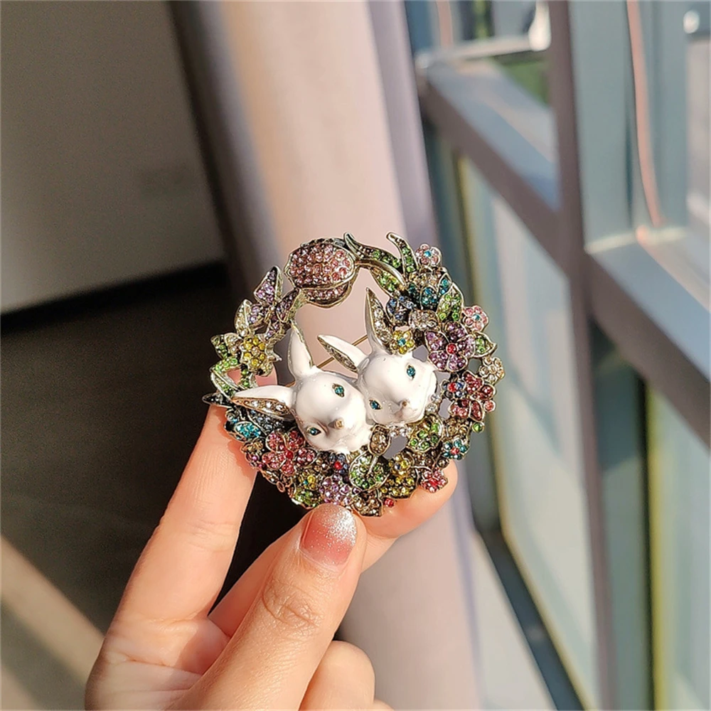 Medieval vintage retro literary rabbit brooch heavy work full of rhinestones little white rabbit brooch coat accessories corsage