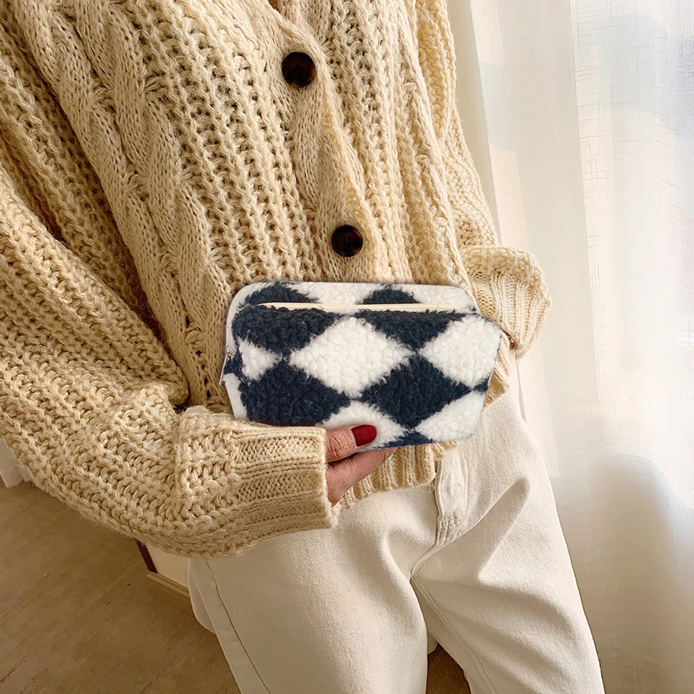 حقيبة مستحضرات التجميل المنقوشة الأنيقة حقيبة أدوات مكتبية للطلاب منظم السفر حقيبة أدوات الزينة متعددة الوظائف ناعمة لقضاء عطلة السفر