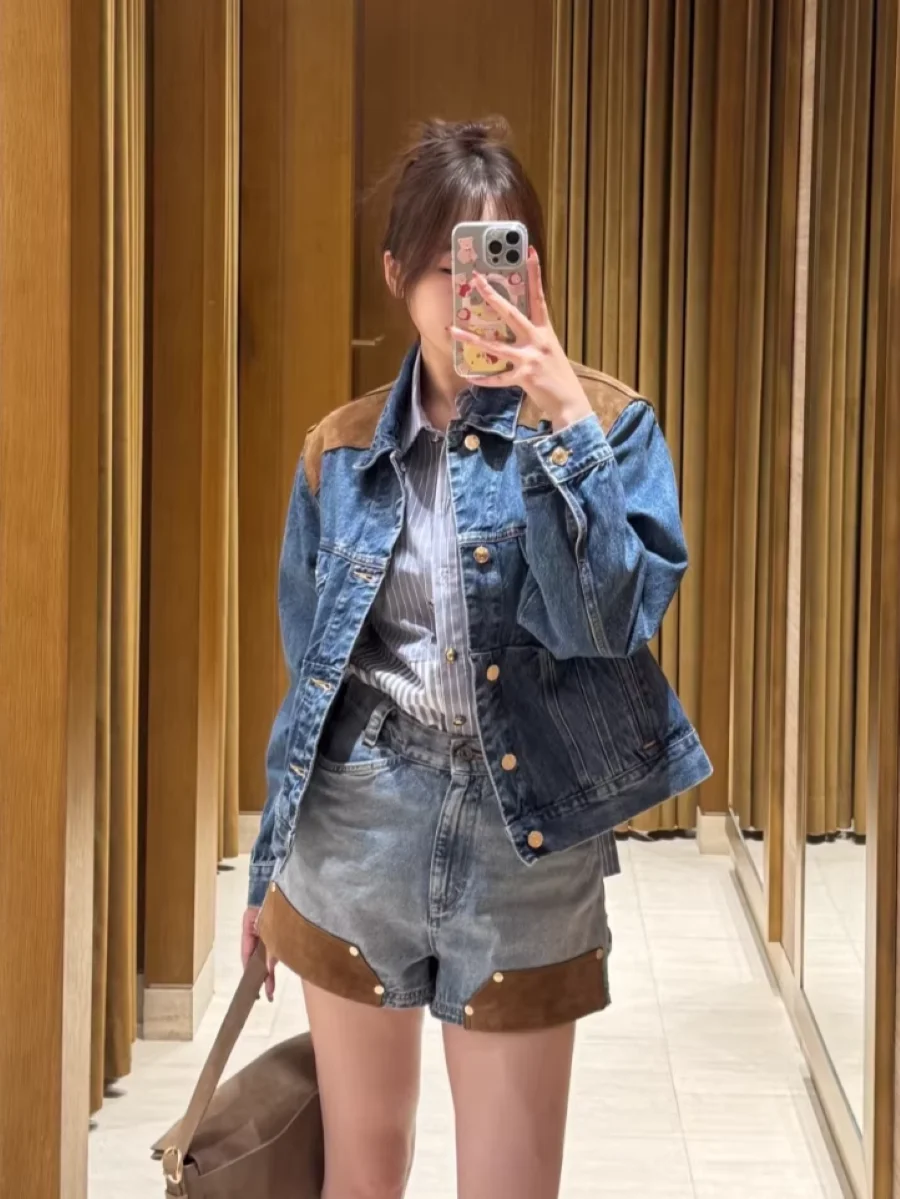 

Женский джинсовый комплект с цветными вставками Весна 2026: куртка с отложным воротником, длинными рукавами и однобортной застежкой + шорты с высокой талией