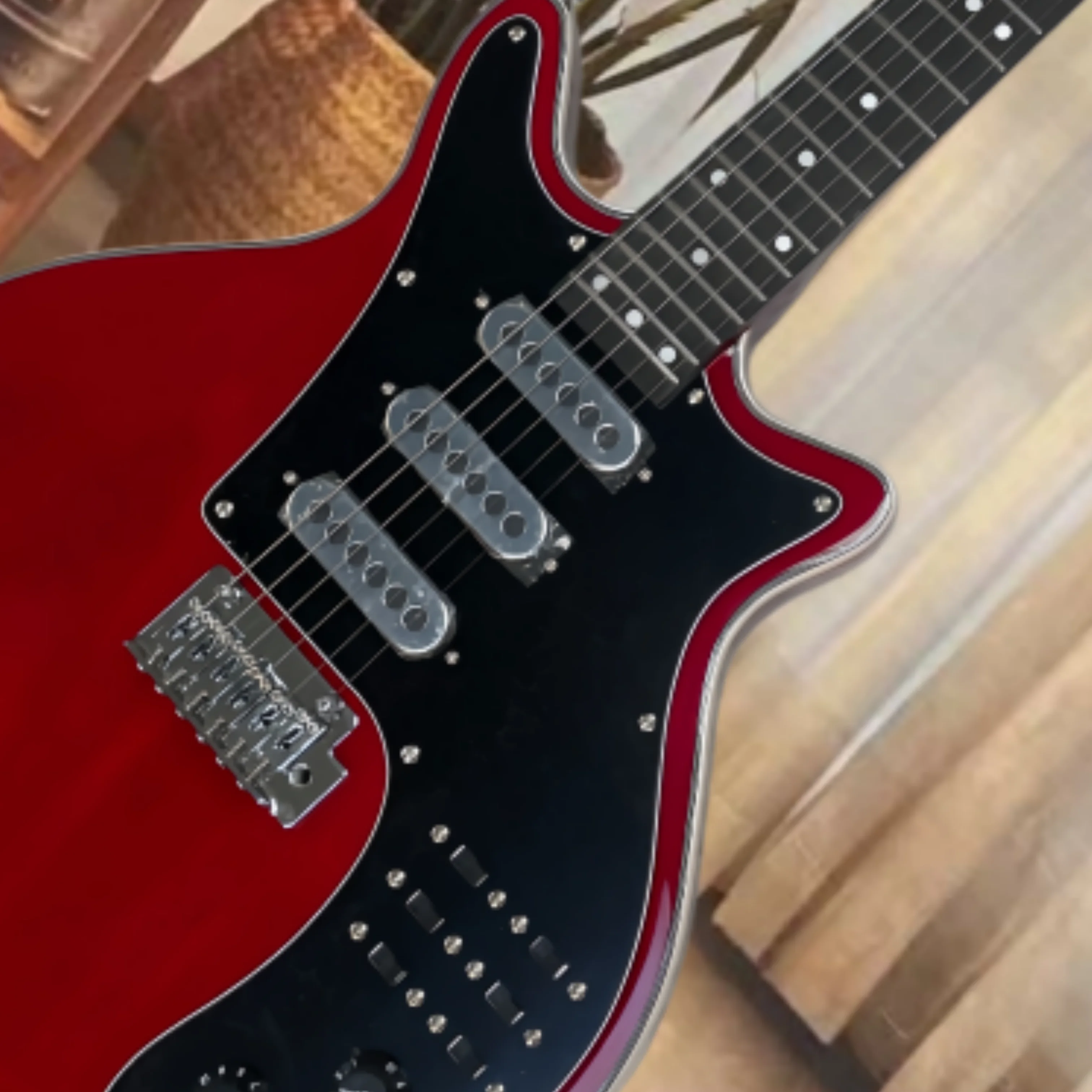 6-string red electricguitar with black guard,SSS pickups bright and clear tone guitars,stylish and distinctive electric guitarra