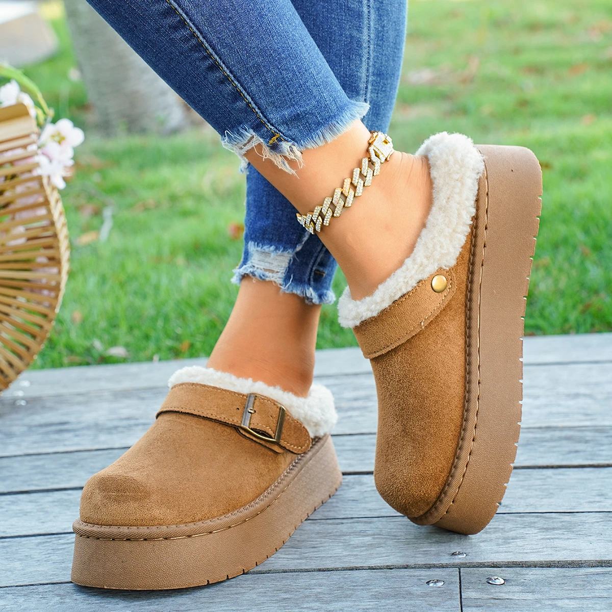 Damen rückenfreie Plateau-Mule-Schneestiefel mit Metallschnallen-Dekor, rutschfester Sohle, warme Winter-Slip-On-Clogs – Detail 7