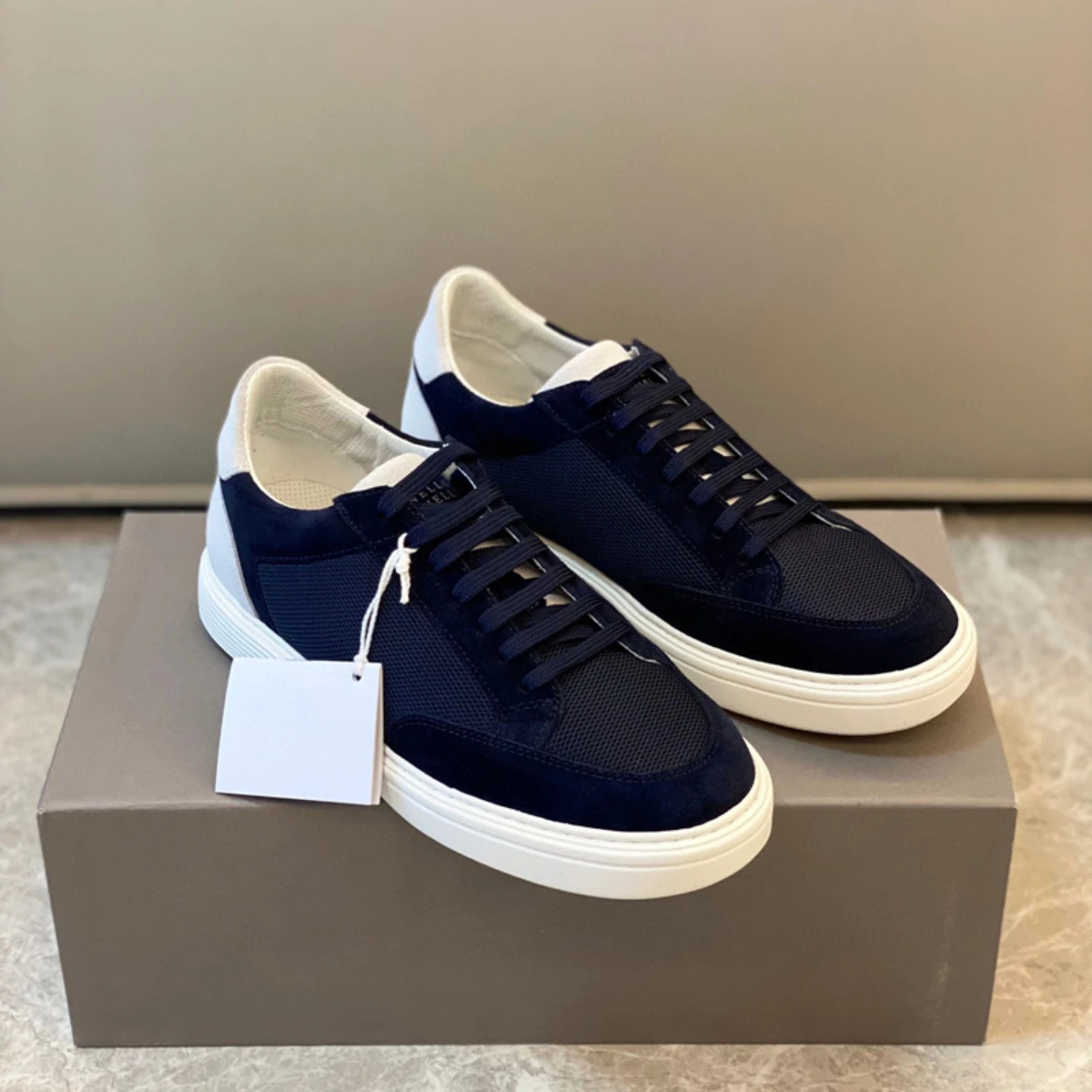 

Luxury Men's Leather Mesh Casual Skate Shoes Breathable Lightweight Sneakers Comfort Versatile Commute Walking Trainers 2026 New