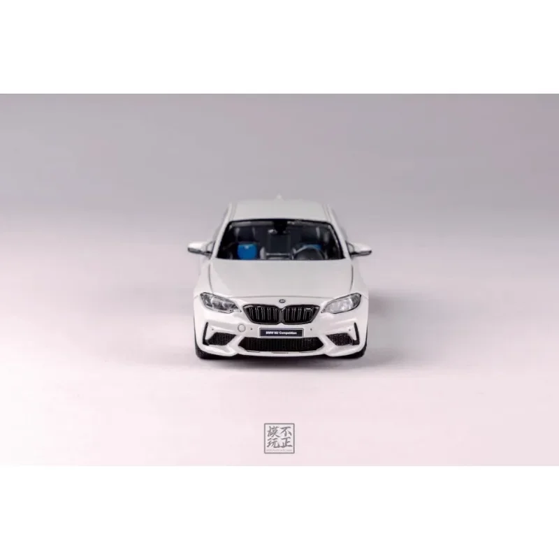 1:64 BMW M2 M2C symulowany statyczny model samochodu z żywicy, kolekcja dziecięcych zabawek dekoracyjnych, świąteczne prezenty dla przyjaciół.