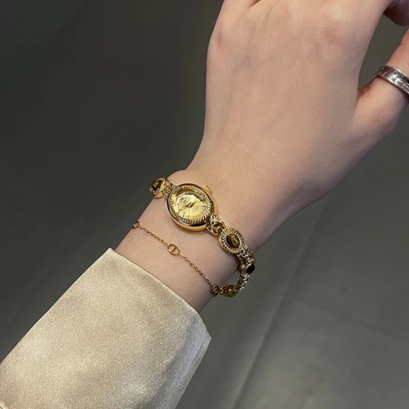 Women's New Golden Watch Luxury Vintage Style Women's Quartz Watch Exquisite Small Fashion Girl's Personalized Watch Gift