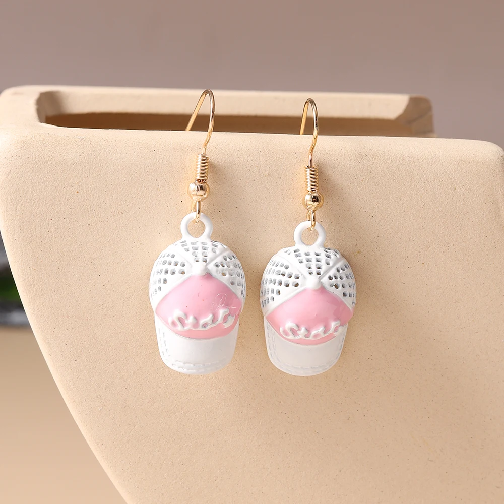 Aihua Kawaii Cartoon Hut Ohrringe Persönlichkeit Baseballkappe Strandpantoffel Hängeohrringe für Frauen Männer Urlaubsschmuck Geschenke – Detail 13
