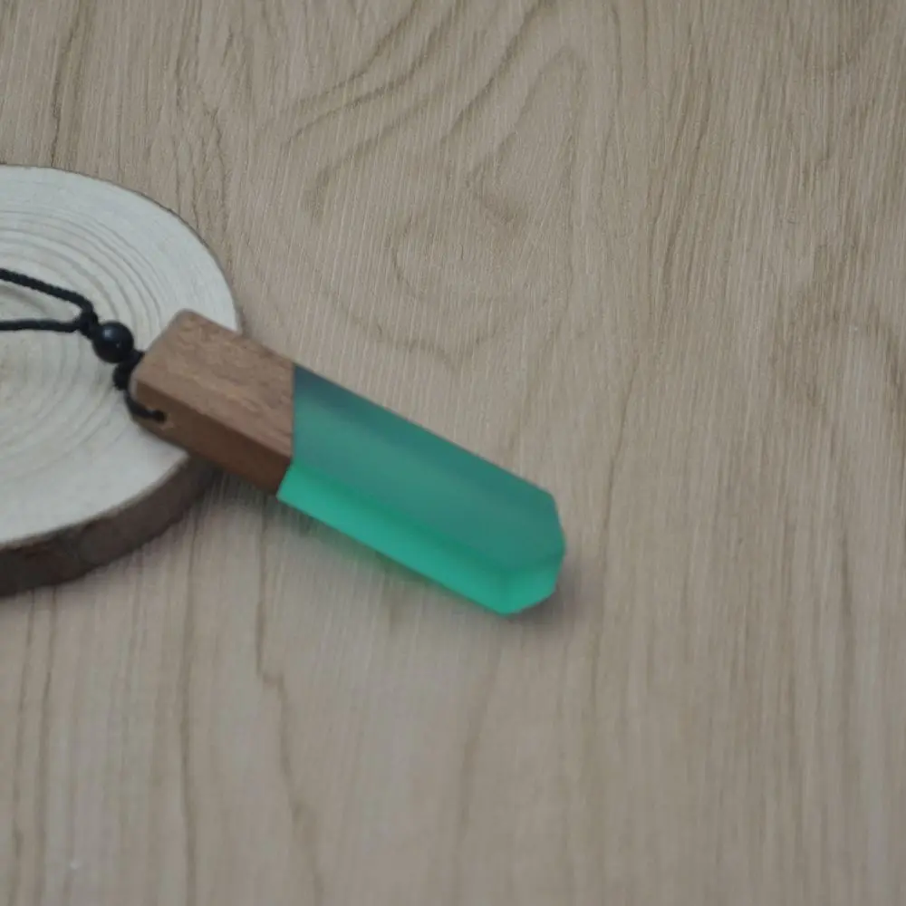 مصنوعات يدوية من الراتنج الخشبي، ومعلقات مخصصة، وقلائد، وهدايا