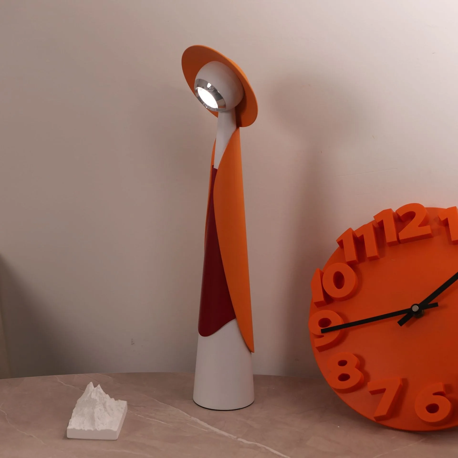 

Luxury bedside lamp with charging design simple and unique overlooking table lamp decorated with modern vertical table lamp