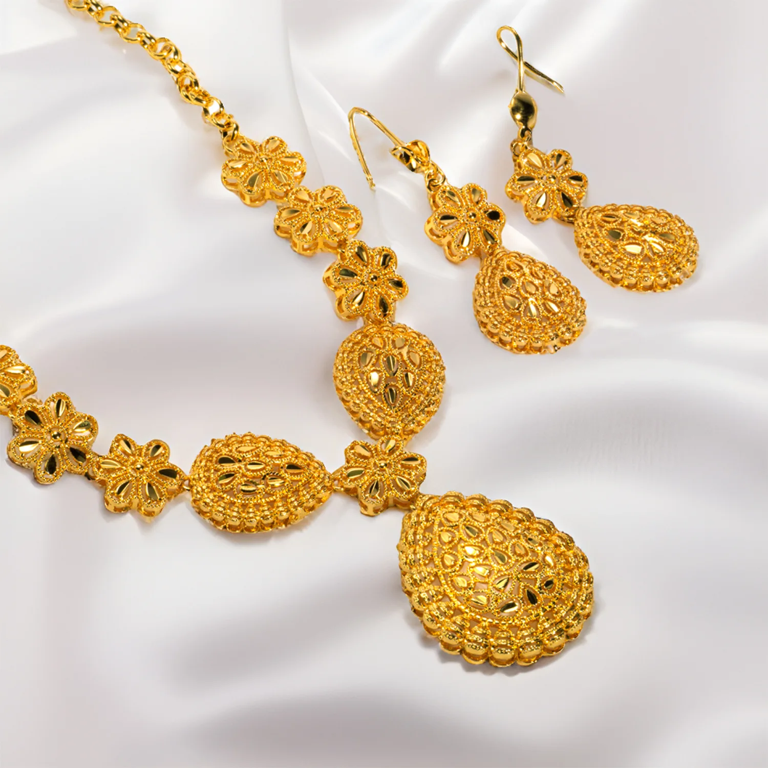 

9999 gold bridal necklace and earrings set - Indian Dubai jewelry - drop-shaped jewelry set