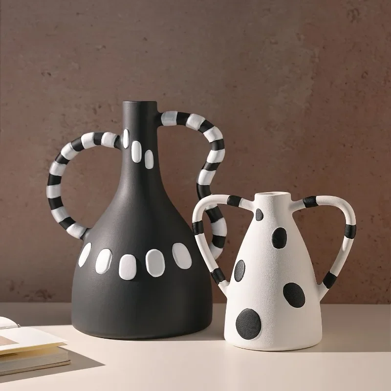 Alien black and white polka dot flower decoration, hotel model room, homestay home, living room, antique rack decoration