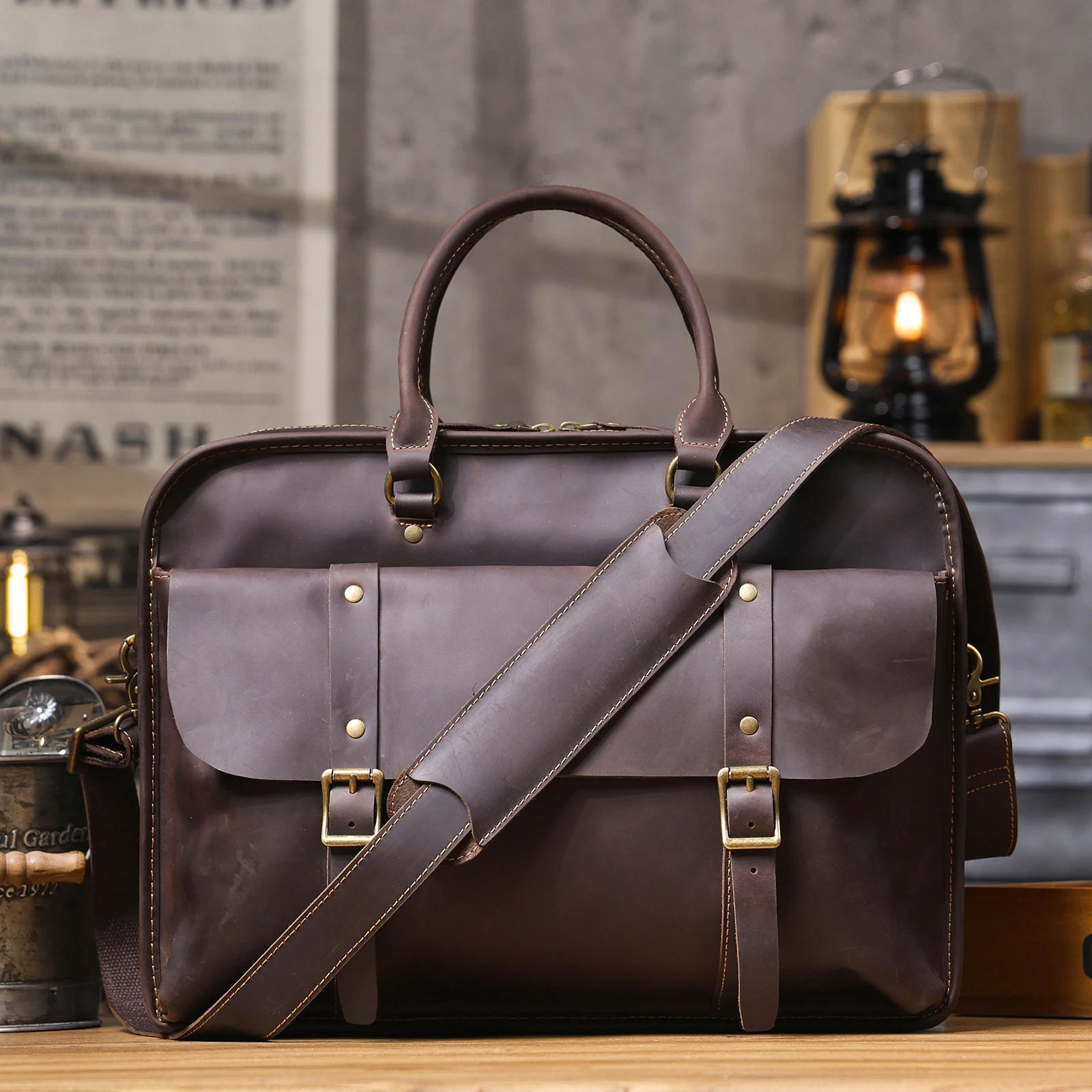S.WORKER Klassische Aktentasche aus echtem Leder für 15"-Laptops für Herren | Handtasche aus Vollnarbenleder, Umhängetasche für Herren, Büro, Business – Detail 10