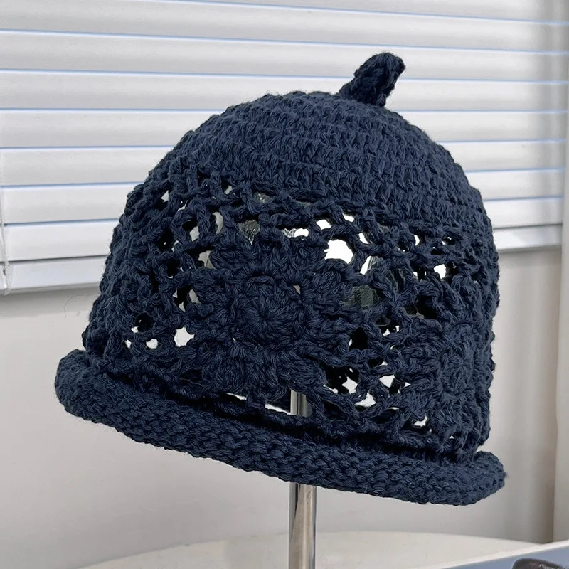 Neue handgemachte Häkelmütze mit hohlen Blumenmustern für Damen, atmungsaktive und vielseitige künstlerische Beanie-Mütze für den Herbst. – Detail 9