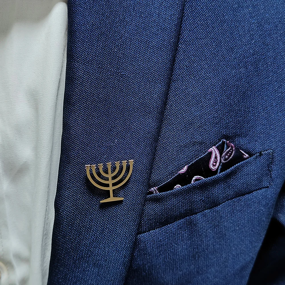 Broche de menorah judío para hombre, pin de solapa de acero inoxidable, accesorios de decoración de camisa, regalo de padrino de boda