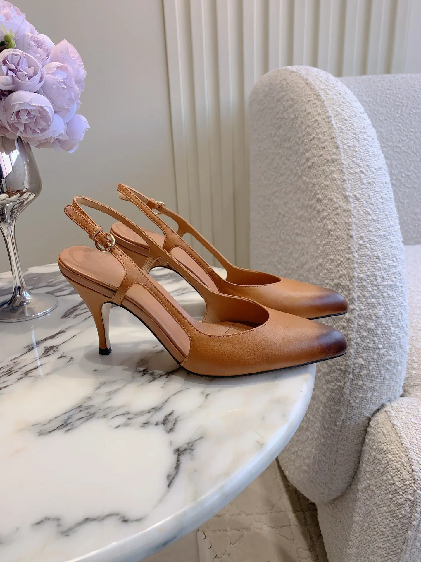 

Элегантные кожаные женские туфли на высоком каблуке с заостренным носком и шнуровкой, подходящие для повседневной офисной носки и свиданий.