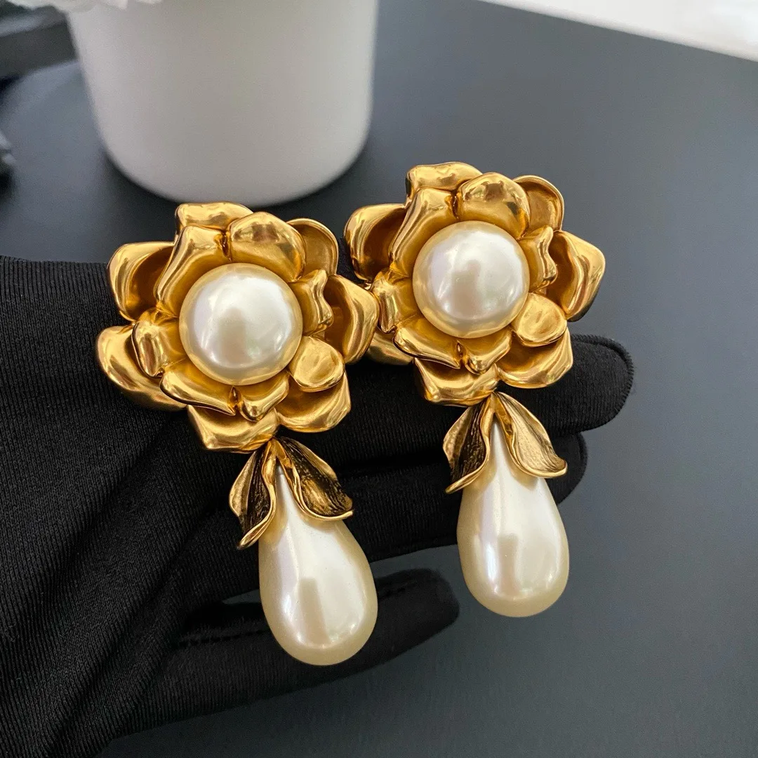 

Light luxury temperament pendant earrings, matte gold Baroque pearl ear clips, worn at banquets and parties