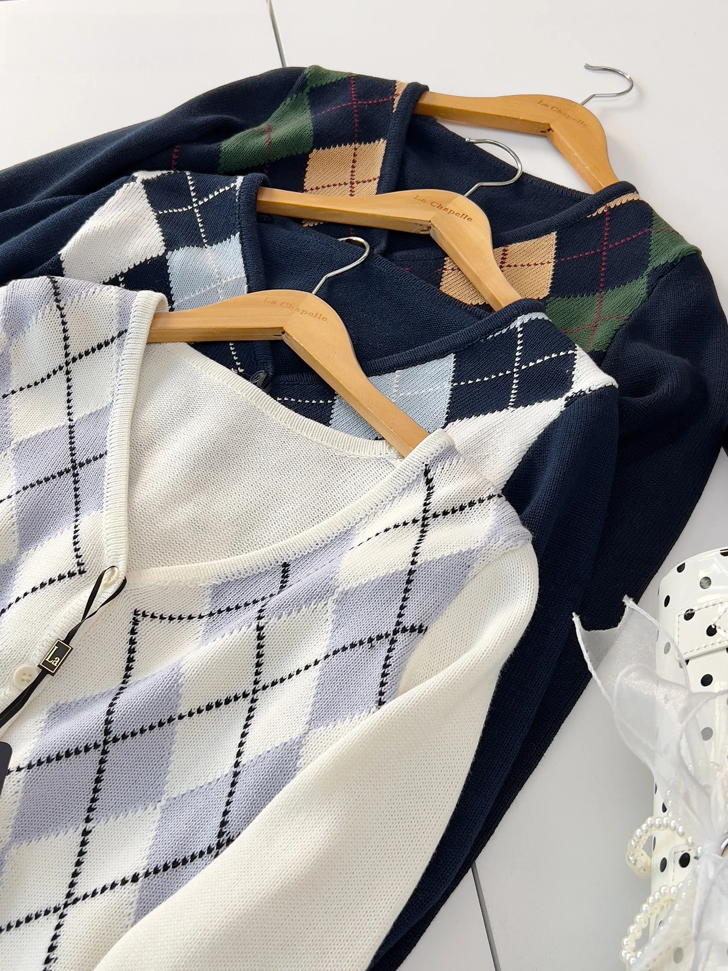 سترة La Chapelle النسائية القطنية المحبوكة على شكل حرف V سترة ناعمة ومريحة للكلية طويلة بطول Sve ort سترة للتنقل بقصة ضيقة