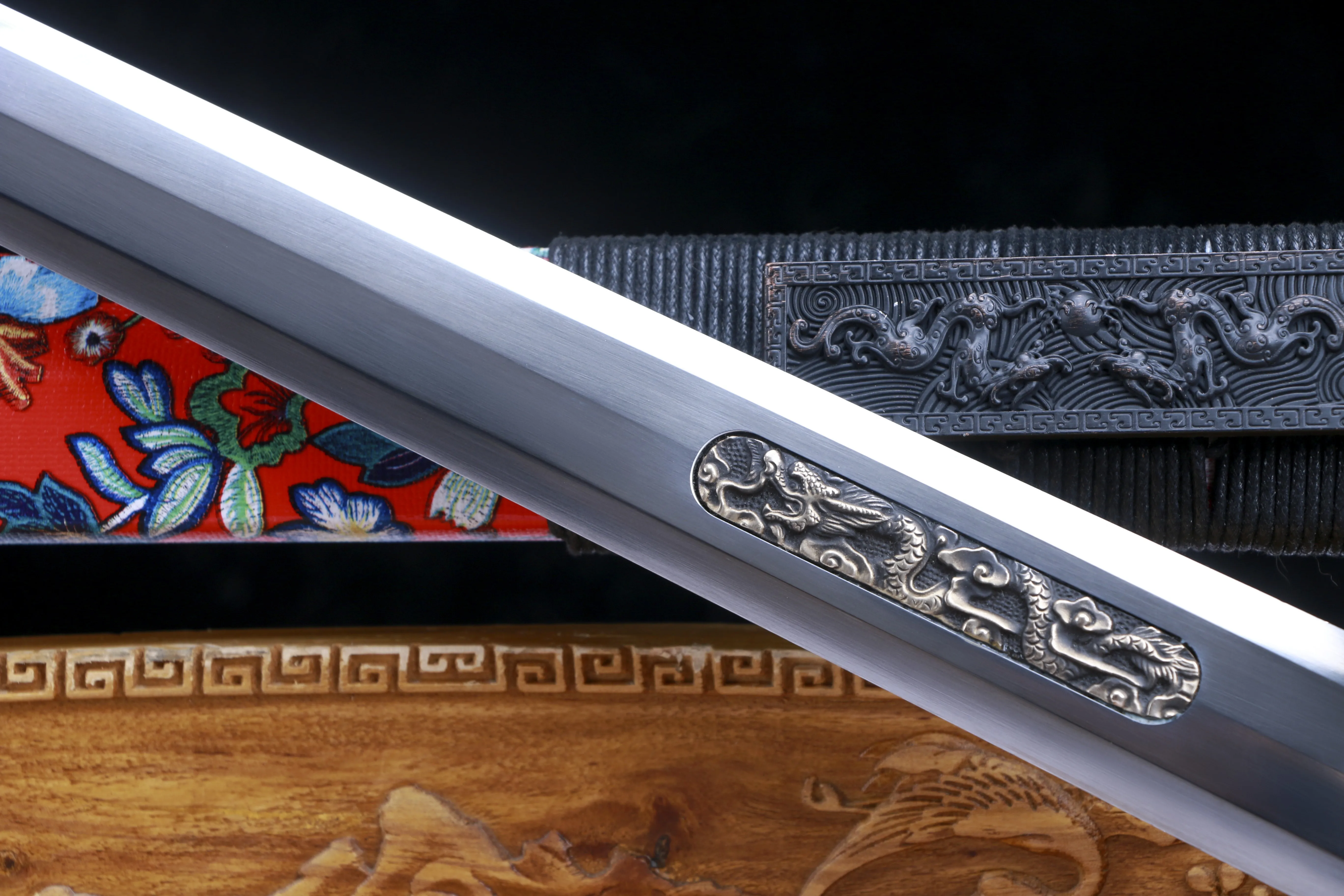 Chinese Dragon Warrior sword spring steel inlaid with pure copper relief dragon, medieval retro battle preparation sharp katana,