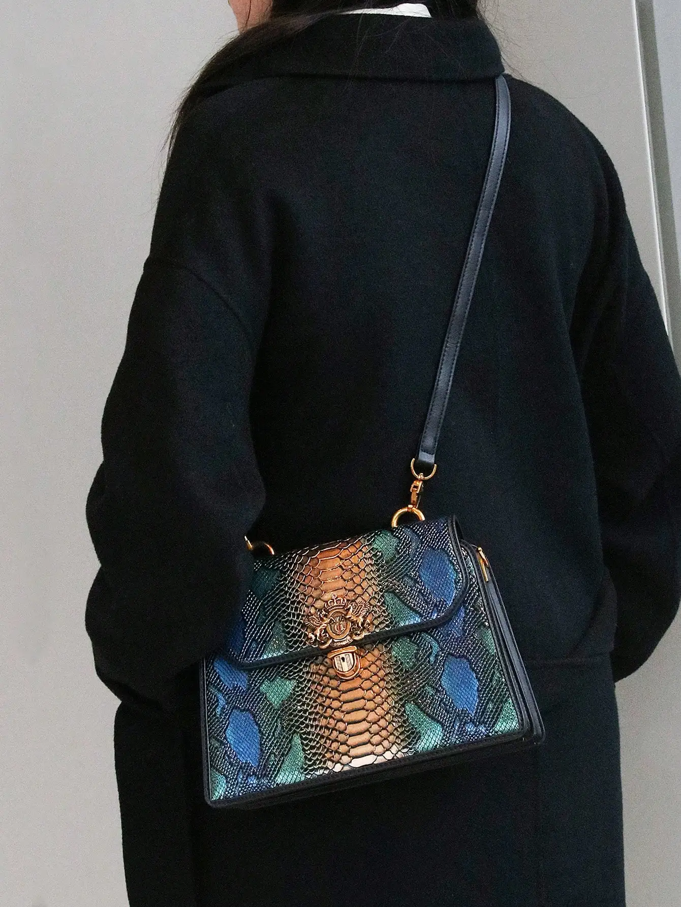 High-end Customized 2025 New Retro Women's Bag, Fashion Trend Heavy Industry Luxury Blue Gold Snake Pattern Lock Handbag Mature view 4