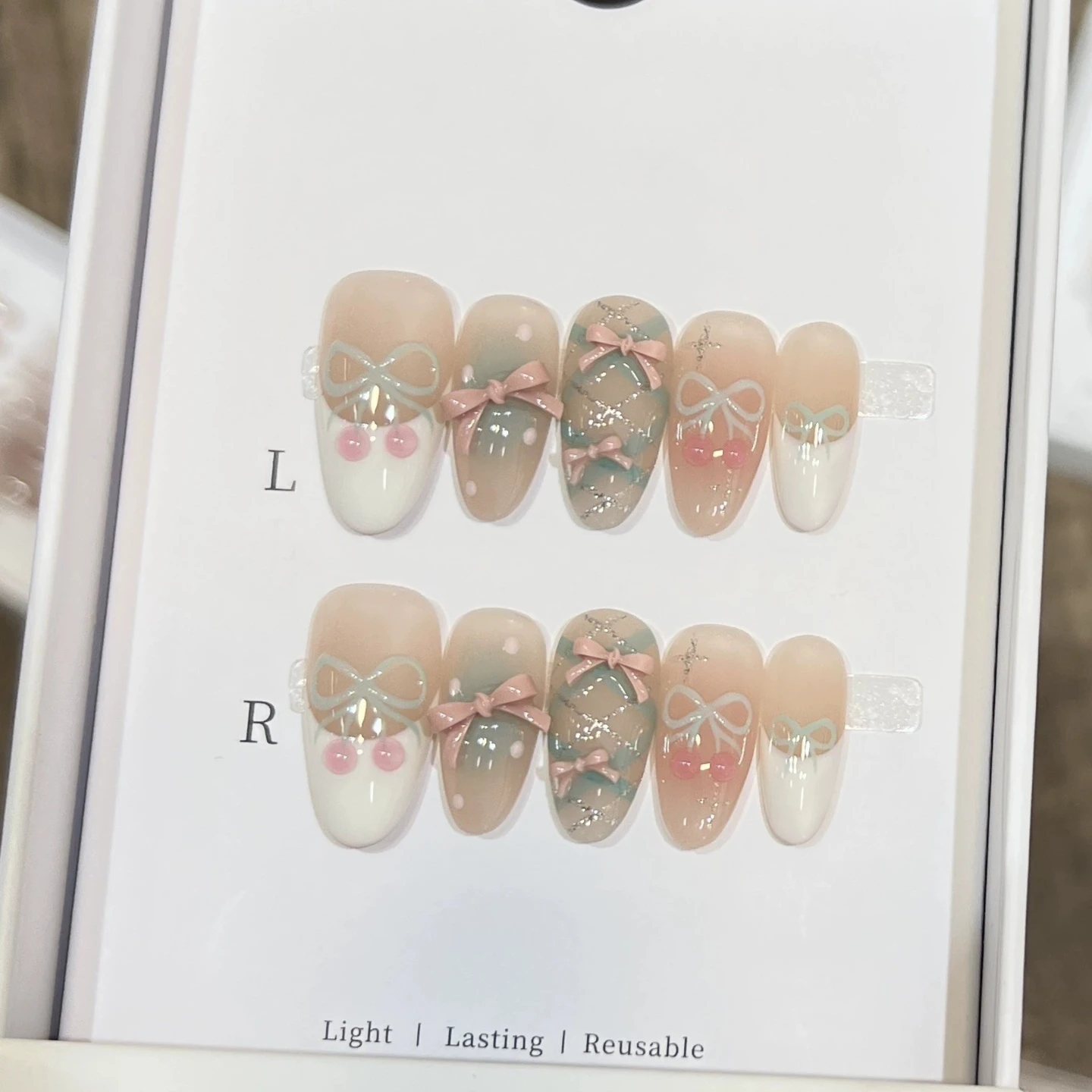 10 ชิ้นสีชมพูสีฟ้าหวาน Bowknot เล็บฝรั่งเศส Handmade Cherry Grid Shimmery กดบนเล็บปลอม Reusable Nude รูปไข่เล็บปลอมเคล็ดลับ