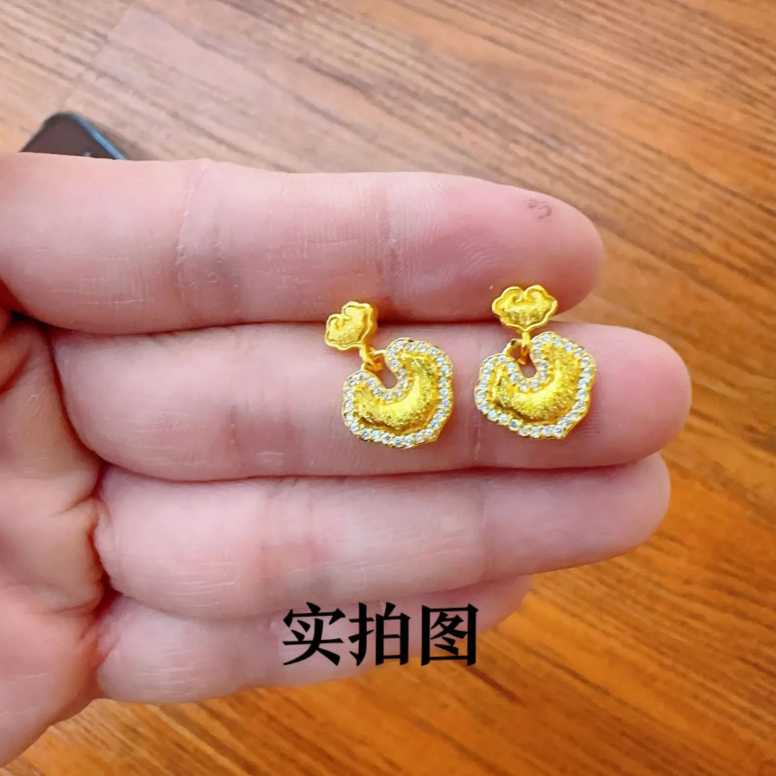 

Женские серьги с замком Ruyi из 24-каратного золота AU999 Auspicious Cloud | Виноградная обертка с акцентами, повседневный свежий стиль.